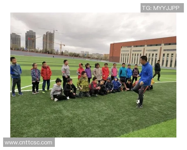 唯美水彩描绘绿茵巨星风采展现足球激情瞬间 唯美水彩描绘绿茵巨星风采展现足球激情瞬间